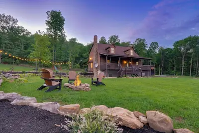 Image de Uncharted Pines | Pickleball Court + Hot Tub
