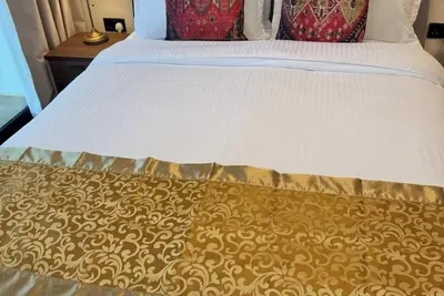 Image de 1 Bed Junior near Cleveland and Galleria Mall!