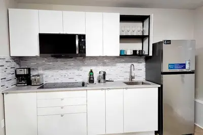 Image de Basement Studio w/Den & Kitchenette