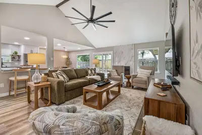 Image de 3 bedroom 2bath updated home located in northwest Austin close to public pool