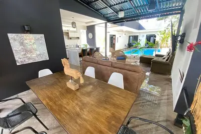 Image de Unique Forest Villa w River & Private Pool. Sleeps 13. A/C, Wifi, 4 baths 6 beds