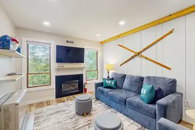 Image de Convenient condo, close to ski resort, free shuttle, fireplace, balcony, w/d