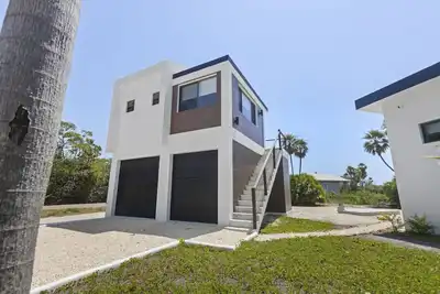 Image de Charming lagoon front apartment with kayaks, SUPs, & nearby beach