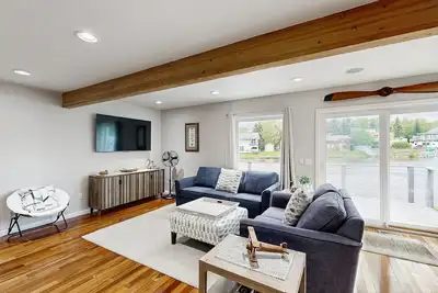 Image de Lakefront Luxury on Campbell Lake – Spacious Anchorage Escape with Stunning View