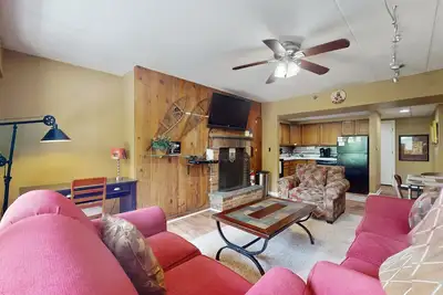 Image de Convenient condo, mountain and ski views, balcony, complex amenities, firepit