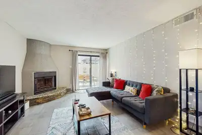 Image de Ground floor condo w/ private patio & direct access to shared pool, dog-friendly