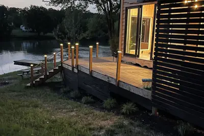 Image de Unplug and unwind in this charming loft cabin nestled on the water’s edge.