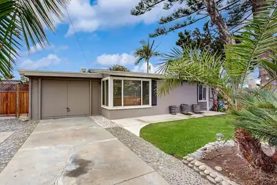 Image de Chic, Breezy Bungalow w/Gas Grill, Fireplace, A/C & Large Patio - Walk to Beach
