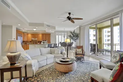 Image de Stunning Gulf front views in full luxury Sandpearl Residences with pool, spa, Wd