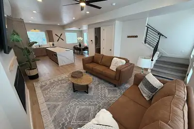 Image de Luxury 5br Adventure Hub! Pineview, Hiking, Golfing, Biking. Sleeps 12. 4. 5 bath