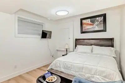 Image de Cozy 2-bedroom basement suite, fully furnished for comfort and convenience.