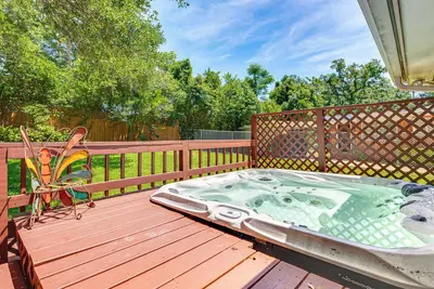Image de 2 Mi to Fsu & Famu: Home w/ Spacious Deck!
