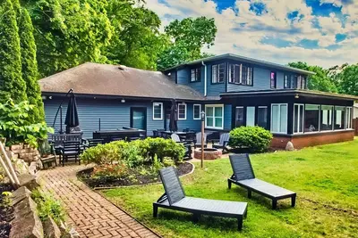 Image de Huge Lake House. Sleeps 8, 4 Bdrm, 4. 5 BTHs. Private Dock w/ Canoes & Kayaks!