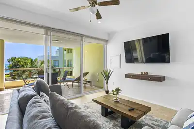 Image de Stylish beach condo with private balcony, pool, Ac and fitness room