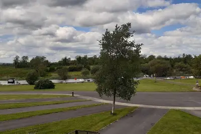 Image de Lakeside bungalow with private mooring