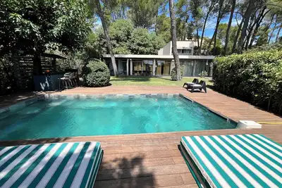 Image de Maison de style californien dans les pins à Villeneuve Les Avignon
