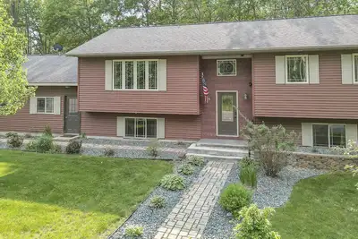 Image de Stylish 3-Bedroom Lower-Level Getaway with Private Entrance & Modern Comforts