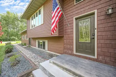 Image de Cozy 2-Bedroom Retreat with Wooded Views, Fire Pit & Stylish Kitchen!