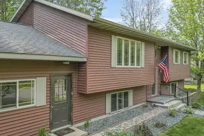 Image de New Listing! Spacious home with wooded back yard!
