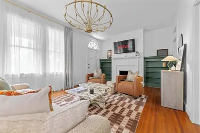 Image de 3br•Porch•FirePit•Grill•Parking | 5min to Downtown