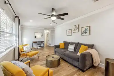 Peaceful Retreat, Pet-Friendly 5 mins to Shands & Uf!