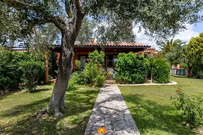 Image de Villa Ferula is ideal for family holidays, it boasts a large garden and a large patio where you can spend time with your family or friends offering a lot of privacy. Inside the Villa we find a large living room and new kitchen, complete with every comfort