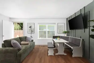 Image de Chic 2br Escape Sleeps 8  w Private Patio