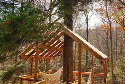 Image de Treehouse Chalet w/ Hot Tub, games, creek, 6 acres