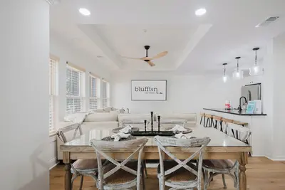 Image de Lowcountry Landing! 3-story townhouse in Old Town's Promenade