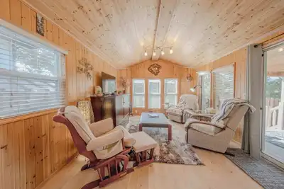 Image de Eagles Nest Cabin – Cozy Mountain Retreat for 4