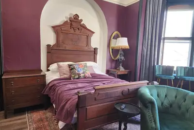 Image de The Plum Parlor - Moody Victorian Studio with Timeless Charm