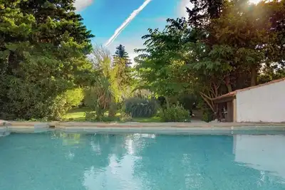 Image de tres belle maison 12 personnes a coté des grands buffets ville bord de mer