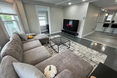 Downtown Salem Retreat 3bd parking