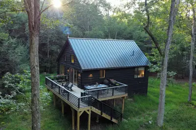 Image de Charming 3-bedroom cabin with deck, sauna, fitness room in Eldred