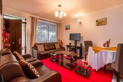 Image de Situated in a secure, quiet and serene environment 15 min away from the Airport