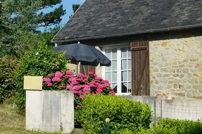Image de Maison avec jardin et terrasse en bord de mer. Au calme, au départ du Gr34.