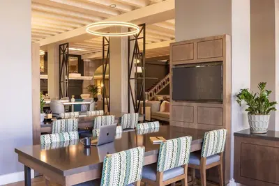 Image de Two Elegant Units! Outdoor Pool, Free Parking and Gym Access!
