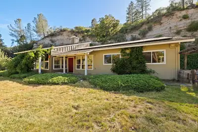 Image de 15 minutes from Murphys, Bocce Ball, Hot Tub, Pool Table, Sleeps 12