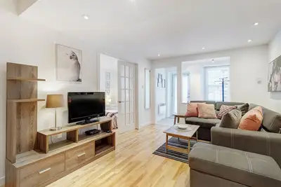 Image de Plateau - Main floor Spacious apartment next to Sherbrooke metro & Park.