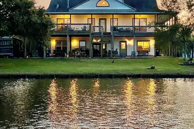 Image de Relax with the entire family at this beautiful waterfront home