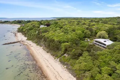 Image de Beachfront Woods Hole Estate with Ocean View