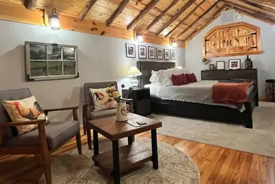 Image de Rustic Charm Meets Modern Comfort in Barn Loft Escape