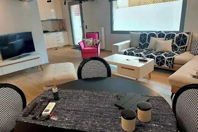 Image de Modern apartment with a yard