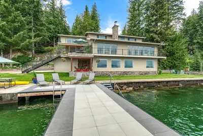 Image de Waterfront Home on Lake Pend Oreille River with Boat Lift and Easy Water Access.