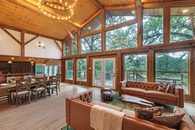 Image de Custom Cabin - King Bed - Balcony Views - 8-Acre Escape