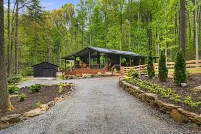 Image de Brand New: Beautiful Cashiers Home In the Woods