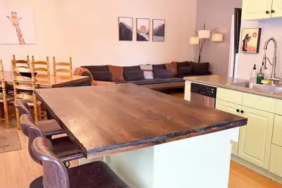 Image de The Neighbourhood: Expansive loft | free parking