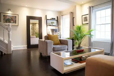 Image de Spacious Historic Downtown Stableman's House Loft