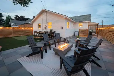 Image de Lake & Lounge - Mid Century - Cozy 3 beds - Walk to Town, Putting Green, Pets