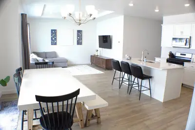 Image de New and spacious 5-bedroom house!